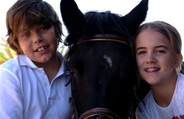 posando con su caballo
